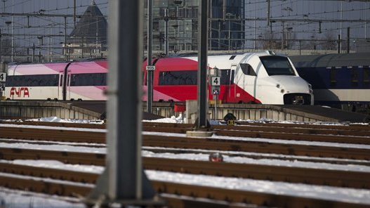 A Fyra train going unused near Rotterdam central station this past winter, due to the trains’ inability to function in wintry conditions. (Source: spitsnieuws.nl)