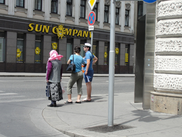 Real Viennese, following the rules: Waiting at a red traffic light with no cars in sight