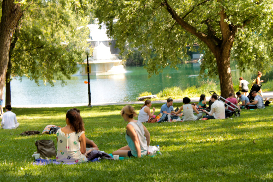 Parc de la Fontaine in late August, with the fountain in the backdrop
