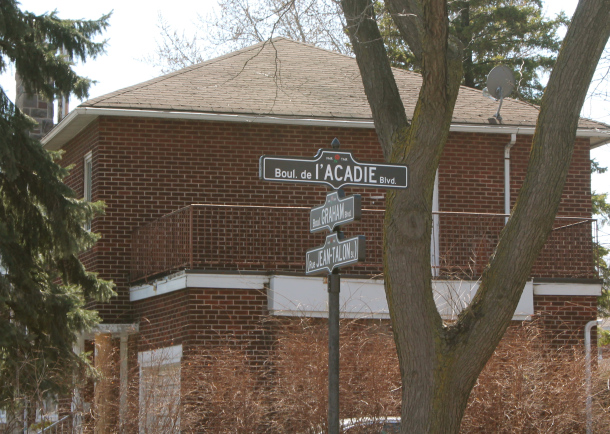 The Boulevard de l'Acadie sign from the side of the Town of Mont-Royal