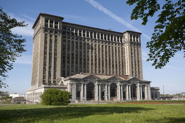 1280px-Michigan_Central_Train_Station_Exterior_2010